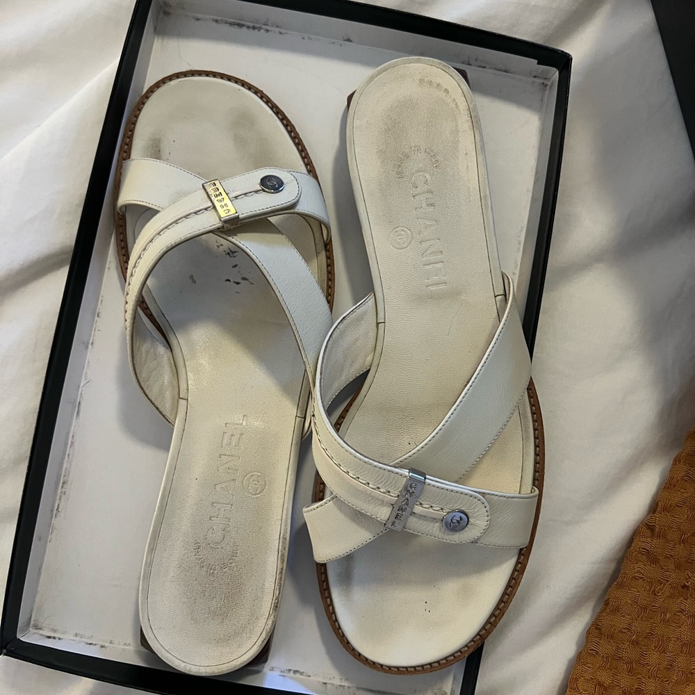 CHANEL White Leather Sandals